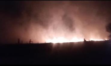Evacuaron viviendas por un incendio de pastizales de gran magnitud en el barrio Santa Bárbara