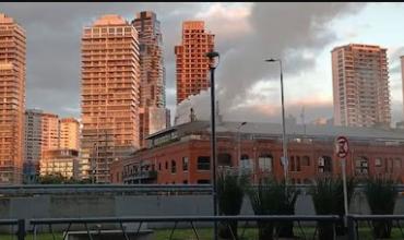 Un feroz incendio se desató en un reconocido restaurante de Puerto Madero y 50 personas fueron evacuadas
