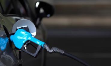 Guerra, petróleo y precio de los combustibles: cuánto aumentaron la nafta y el gasoil en la Argentina en comparación con otros países del mundo