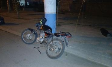 Se le trabaron los frenos de la moto, derraparon y chocaron contra un poste de luz