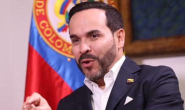 Colombia: ordenan a De la Espriella retirar imágenes de redes en las que aparece junto a cadáveres de integrantes de grupos armados