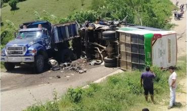Tragedia en Colombia: un bus escolar volcó y dejó dos muertos y 35 estudiantes heridos