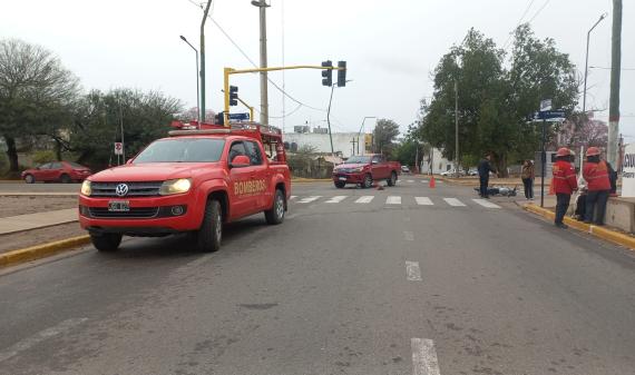 Fuerte choque entre una camioneta y una motocicleta: un joven fue trasladado al hospital