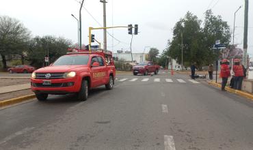Fuerte choque entre una camioneta y una motocicleta: un joven fue trasladado al hospital