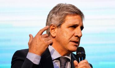 Caputo ironizó sobre el consumo en la calle Corrientes en contraposición a las críticas al rumbo económico