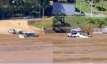 Misiones: un auto intentó cruzar el Río Uruguay en balsa, cayó al agua y el conductor fue rescatado por Prefectura