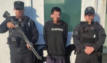 Intentaban abrir un auto, llegó la Policía y descubrió que uno de ellos tenía un pedido de captura internacional por abuso sexual