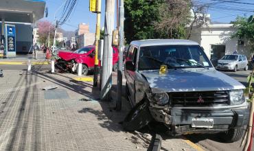 Fuerte choque entre dos vehículos en Rivadavia y Benjamín de la Vega: una menor y uno de los conductores fueron hospitalizados