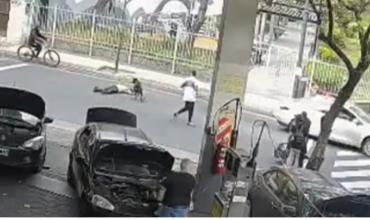 Horror a plena luz del día: mató a un hombre tras apuñalarlo en la calle, quedó registrado por las cámaras y escapó