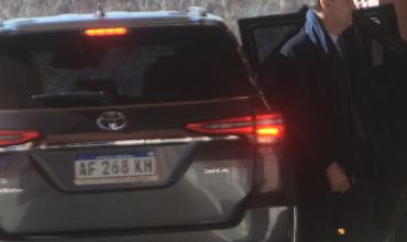 Adorni sigue con custodia y auto oficial hasta diciembre por una decisión “política” del Gobierno