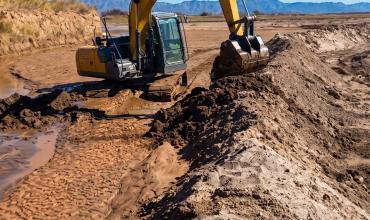 Villa Castelli: acondicionan el río Bermejo para prevenir crecidas y proteger la zona urbana