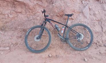 Dique de Los Sauces: una moto cayó por un precipicio tras un choque con una bicicleta