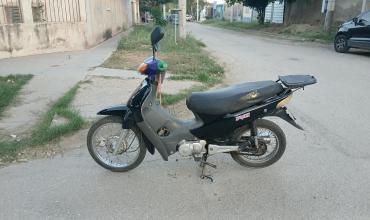 Fuerte choque en Faldeo de Velasco Sur: una motociclista fue trasladada al hospital