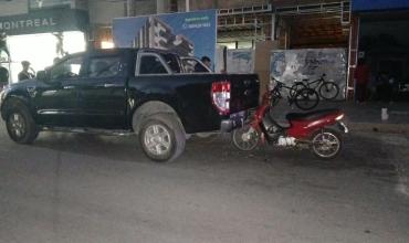 Fuerte colisión en cadena: una moto chocó contra una camioneta tras un frenazo