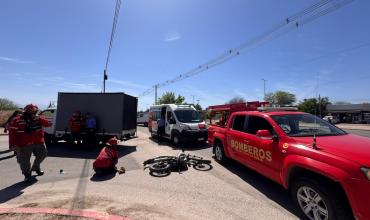 Fuerte choque entre un utilitario y una moto: un hombre fue trasladado al hospital