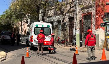 Choque en pleno centro: una moto fue embestida por un auto en 9 de Julio y Urquiza