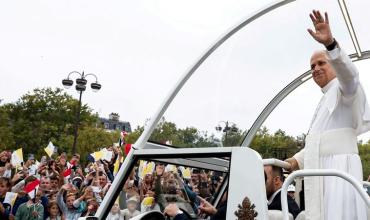 Histórica visita del papa León XIV a Francia: un millón de personas desafiaron a la lluvia en París para redescubrir al catolicismo