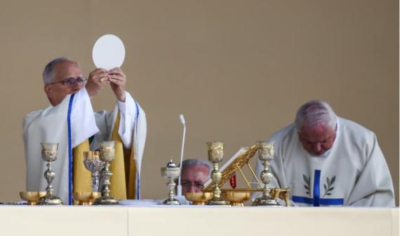 El papa León XIV defiende la dignidad humana en una misa al aire libre ante 700.000 personas en la plaza de la Concordia de París: “Ninguno de nosotros es un número”