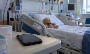 Detuvieron a una mujer acusada de provocar las convulsiones de su hijo de 5 años: un celular oculto fue clave