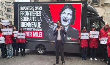 "Reporteros Sin Fronteras" recibe a Javier Milei en París y exhibe los insultos a la prensa argentina