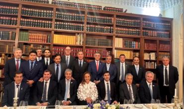 Cena con 12 gobernadores en París: Santilli negocia las PASO y afianza el vínculo con las provincias
