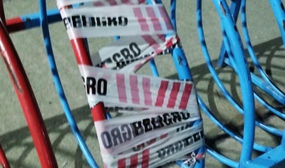 Rescataron a un niño que quedó atrapado   con la cabeza entre los barrotes de un juego en el Parque de la Familia