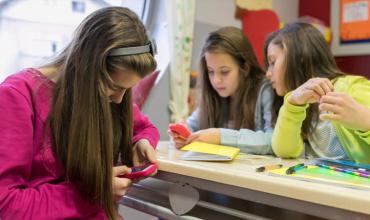 Prohíben en Provincia de Buenos Aires, el uso de celulares en escuelas secundarias, pero hay polémica porque se retrasa la aplicación