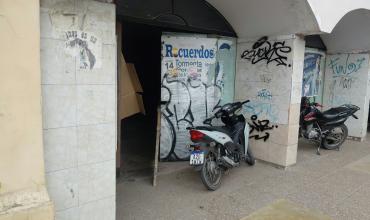 Denuncian daños y vandalismo en un edificio abandonado frente a la Municipalidad de La Rioja