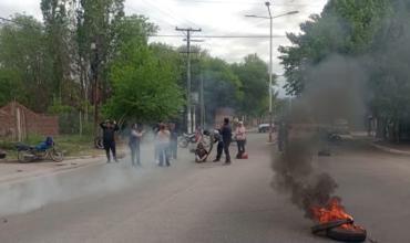 Trabajadores de una procesadora de nueces en Sanagasta reclaman indemnizaciones tras el cierre de la planta