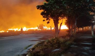 Bomberos controlaron un incendio de pastizales durante la madrugada