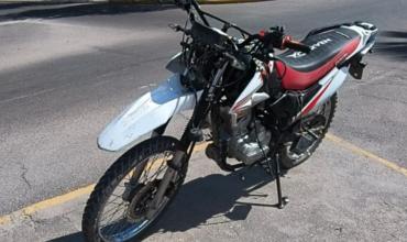 Un motociclista de 21 años cayó tras chocar con otra moto en el barrio Pango: el otro conductor ya no estaba en el lugar