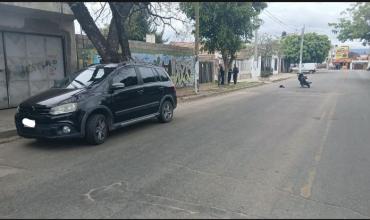 Una joven de 19 años fue trasladada al hospital tras un choque por detrás entre una moto y un auto en el barrio Evita