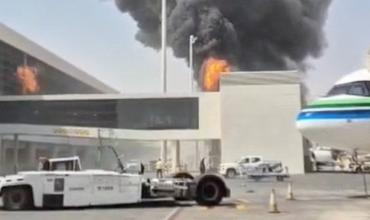 Volvieron a atacar el aeropuerto de Arabia Saudita: hay un muerto y varios heridos tras el incendio de una terminal