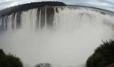 Por El Niño, las estructuras de las Cataratas del Iguazú desaparecieron por el alto caudal