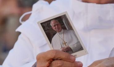 Nuevo parte sobre la salud del Papa: su evolución es normal, comió y empezó a caminar por el cuarto