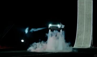Tesla presentó un “auto volador” que hace acrobacias en el aire: cómo funciona