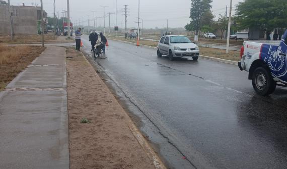 Un motociclista sufrió una fractura expuesta tras chocar contra un auto en Av. Ortiz de Ocampo