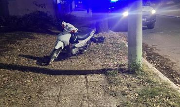 Dos adolescentes de 15 y 16 años fueron trasladadas al hospital tras caer de una moto en el barrio San Vicente