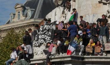 La CGT de Francia convocó a un paro general en medio del toque de queda en París y crece la tensión