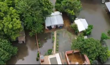 Inundaciones en el Litoral: un grupo de vecinos usó heladeras como botes para poder sacar cosas de sus casas