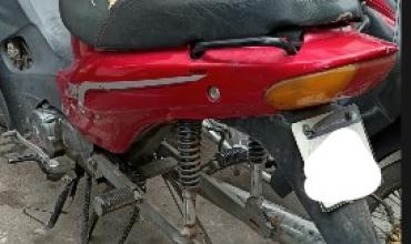 Le sacaron la rueda trasera a una moto estacionada en un lugar público para motos en el centro