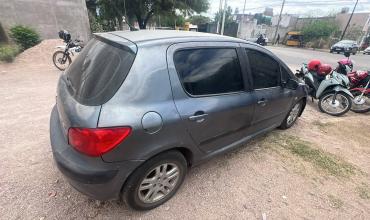 Le robaron una máquina de soldar y herramientas de un auto estacionado en Los Guanacos y Santa Rosa