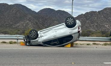 Una mujer de 66 años fue internada en terapia intensiva tras volcar con su auto en la Ruta 40, entre Nonogasta y Chilecito