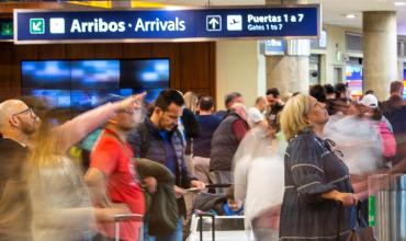 La llegada de turistas extranjeros aumentó un 15%, pero cayó la salida de argentinos al exterior