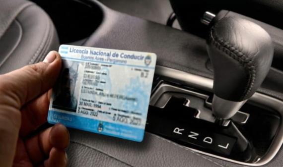Polémica por las licencias de conducir: cambiar a un auto con caja automática exige otro trámite y un nuevo pago