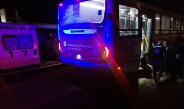 Una mujer de 54 años fue trasladada al hospital tras caerse al bajar de un colectivo en el barrio Néstor Kirchner