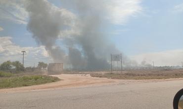 Un incendio de grandes dimensiones puso en riesgo cientos de vehículos secuestrados en un predio fiscal de La Rioja