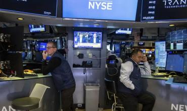 Wall Street: los bonos argentinos suben, las acciones caen y el riesgo país se ubica en los 749 puntos