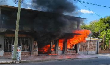 Un voraz incendio destruyó un comercio en Sanagasta: la propietaria escuchó una explosión antes de descubrir el fuego