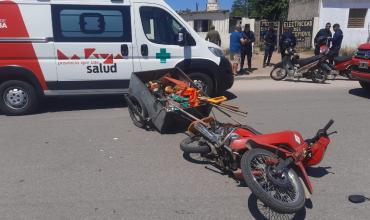 Un motociclista de 51 años fue trasladado inconsciente al hospital tras chocar con un auto que estacionaba en calle Capricornio